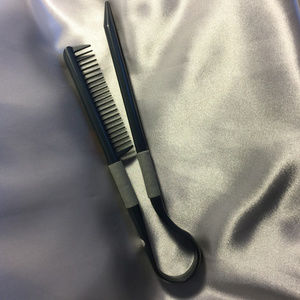 NWOT- Ceramic Professional flat iron chaser comb